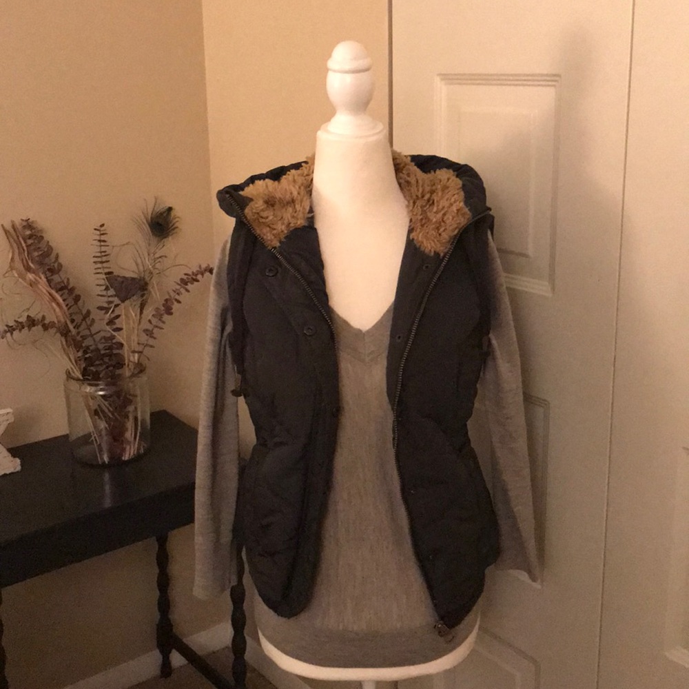 American Eagle hooded vest